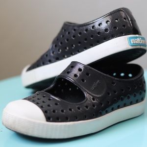 Toddler size 8 EUC Native shoes Juniper black